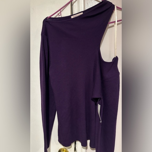 NWT BCBG GENERATION Asymmetrical cut out shoulder sweater - Picture 4 of 4